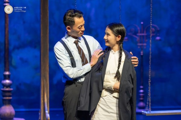 富配平台 这一次，《暗恋桃花源》让上海的爱情与赣南的采茶戏在舞台上交融焕新